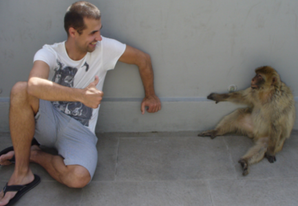 Adam Czapla - Weterynarz Ruda Ślaśka, Kochłowice. Siedzący wraz z jego przyjacielem - małą małpką - w trakcie w pracy w  zoo.